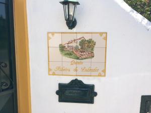 una piastrella su un muro con un cartello sopra di Quinta Ribeira do Labrador - Lisbon West Wine Route ad Alenquer