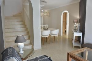 sala de estar con escalera, mesa y sillas en Casa Serena, en Puerto de la Cruz