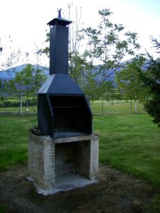 Barbacoa disponible para clientes en el camping