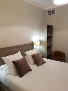 Hôtel Au Bon Coin客房内的一张或多张床位
