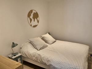 アンティーブにあるCharming Appartement IIのベッドルーム1室(ベッド1台、壁掛け鏡付)