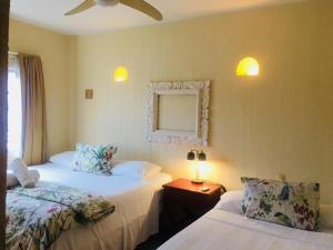 a bedroom with two beds and a mirror on the wall at CENTRO, CERCA ToDo in Cancún