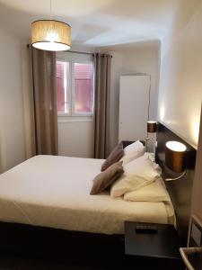 Hôtel Au Bon Coin客房内的一张或多张床位