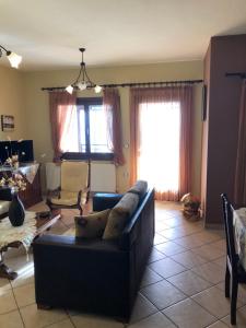 uma sala de estar com um sofá e uma mesa em Dione Apartments em Ouranoupoli
