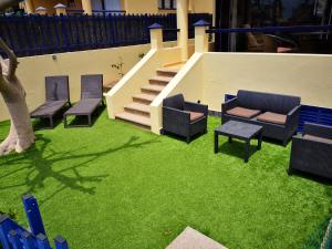 A seating area at Bahía Meloneras