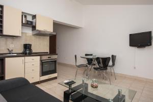 Η κουζίνα ή μικρή κουζίνα στο Apartments Brodarica Beach With Balcony Seaview