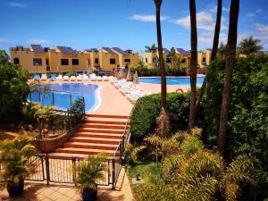 The swimming pool at or close to Bahía Meloneras