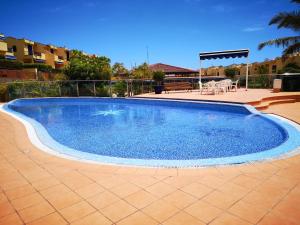 The swimming pool at or close to Bahía Meloneras
