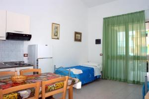 Kuchyň nebo kuchyňský kout v ubytování Long Beach Village Residence sul mare spiaggia privata inclusa