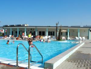 Bazén v ubytování Long Beach Village Residence sul mare spiaggia privata inclusa nebo v jeho okolí