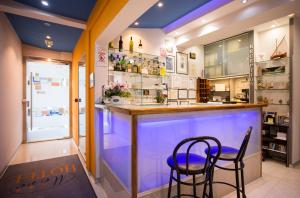 um bar azul num restaurante com duas cadeiras em Hotel More em Split