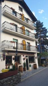 un edificio bianco con balconi sul lato di Residencia Aldosa a LʼAldosa