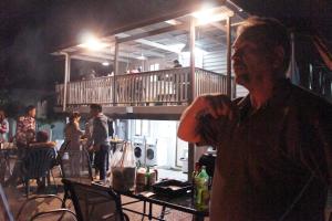 un uomo in piedi di fronte a un bar con balcone di Gonow Family Backpackers Hostel a Brisbane