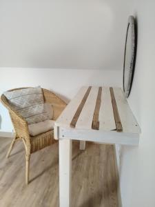 a white table with a chair and a white table and a bench at Duplex/Beauval & Châteaux in Selles-sur-Cher