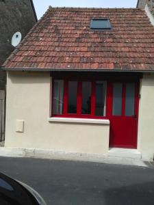 a red window on a house with a red roof at Duplex/Beauval & Châteaux in Selles-sur-Cher