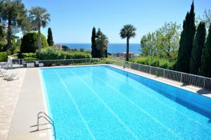 a swimming pool in a villa with the sea in the background at Cannes Croix Des Gardes in Cannes