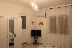 Televízia a/alebo spoločenská miestnosť v ubytovaní cocciu d'amuri