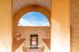 una vista interna di una sauna con finestra di Pianeta Oro Apartments a Livigno