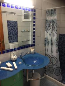イストロにあるAsiminaのバスルーム(青いシンク、シャワー付)