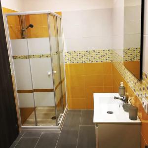 拿坡里的住宿－La Cabala b&b，带淋浴和盥洗盆的浴室