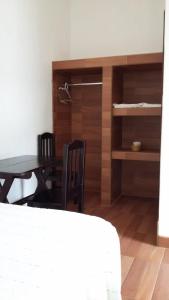 Habitación con mesa, mesa y comedor. en Hotel Casa don Pedro, en San Pedro La Laguna