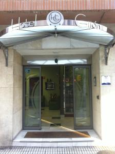 un ingresso a un hotel con porta girevole di Hotel Gijon a Gijón