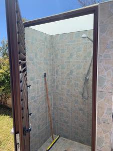 bagno con doccia e porta in vetro di Salento deluxe(villetta a schiera) a Santa Maria al Bagno