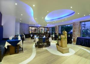 Un restaurant u otro lugar para comer en Hotel Taj Resorts
