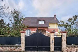 Chambre chez l'habitant في أورس: بوابة سوداء امام المنزل