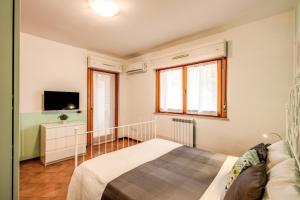 Katil atau katil-katil dalam bilik di House between Rome and the sea