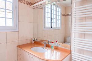 Chambre chez l'habitant في أورس: حمام مزود بحوض ومِرآة