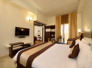 Una televisión o centro de entretenimiento en Hotel Taj Resorts