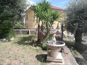 A garden outside b&b bellavista
