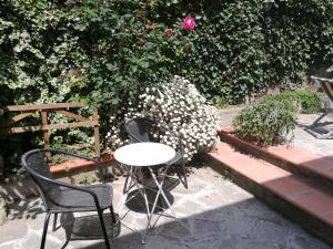 A garden outside b&b bellavista