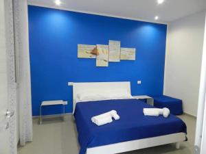 カステッルッツォにあるL'isola del soleの青いベッドルーム(タオル付きのベッド付)