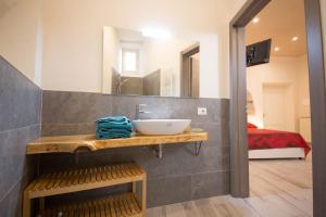 bagno con lavandino e specchio di Visit Florentia Apartment a Firenze