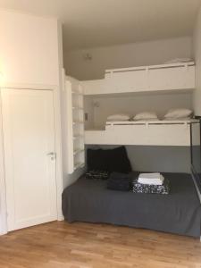 1 dormitorio con 1 cama con 2 literas en Duvberget, en Kolmården