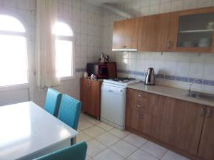 Кухня или мини-кухня в izmir Tatil Evi Beach Resort Seferihisar
