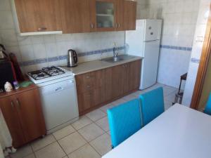 Кухня или мини-кухня в izmir Tatil Evi Beach Resort Seferihisar
