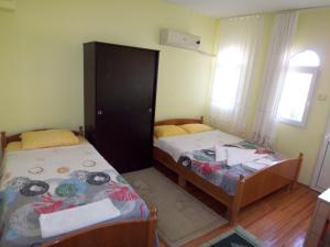 Кровать или кровати в номере izmir Tatil Evi Beach Resort Seferihisar