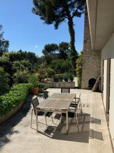 einem Picknicktisch und einer Bank auf einer Terrasse in der Unterkunft Villa Magali in Sanary-sur-Mer