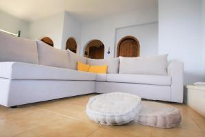 A seating area at 360 Panorama House - Gazing at Horizon and the Stars of the Galaxy in the night - Fresh Cool breeze most of the time - just 7 min from the beach