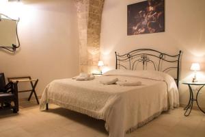 a bedroom with a bed with two towels on it at Le Dimore del Finoglio in Conversano