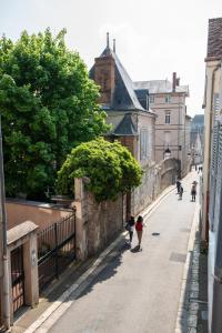 Gallery image of Le Saint-Aignan, Nuits-chartraines, Parking privé a quelques minutes, 3 étoiles in Chartres