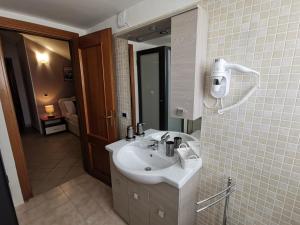 Un baño con un lavabo blanco y un espejo. en B&B Louise, en Santa Maria Capua Vetere 39 fotos más