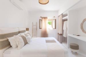Postel nebo postele na pokoji v ubytování Amalgam Homes Paros