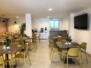Televisyen dan/atau pusat hiburan di Colon Plaza Hotel