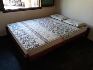 - un lit dans un coin de pièce dans l'établissement natureza, à Ubatuba