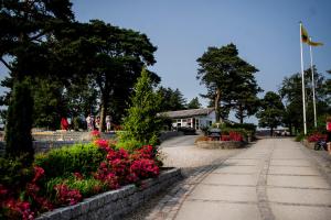 a walkway in a park with flowers and a house at Feriepark Langeland Ristinge (Feriepark Langeland) in Humble