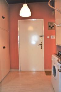korytarz z białymi drzwiami i pomarańczowymi ścianami w obiekcie Quiet - Comfortable apartment 33sqm Pagrati Athens w Atenach